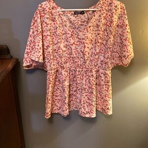 🩷A light and airy shirt, super cute to boot.